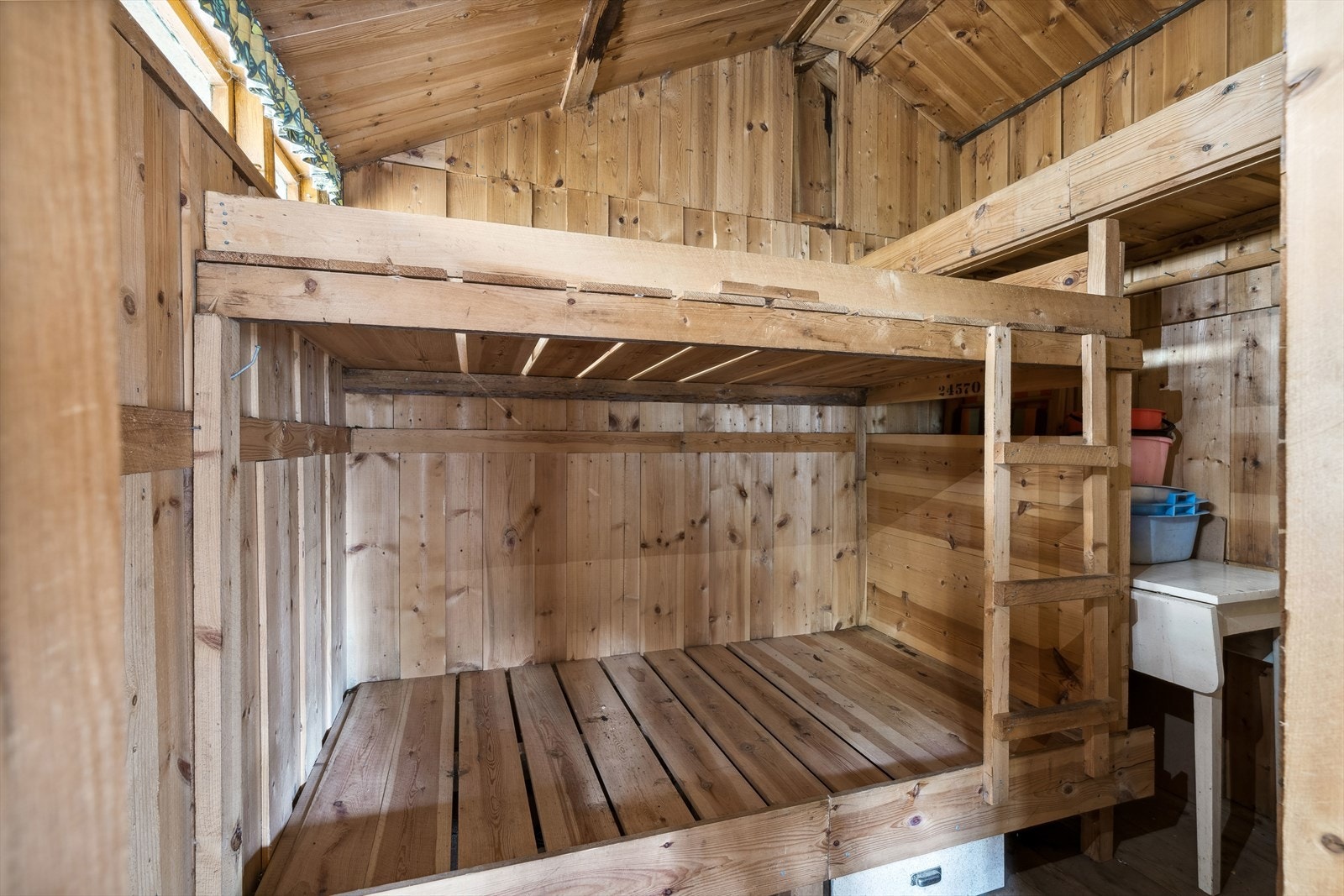 Soverom med plassbygget køyeseng. Galleribilde