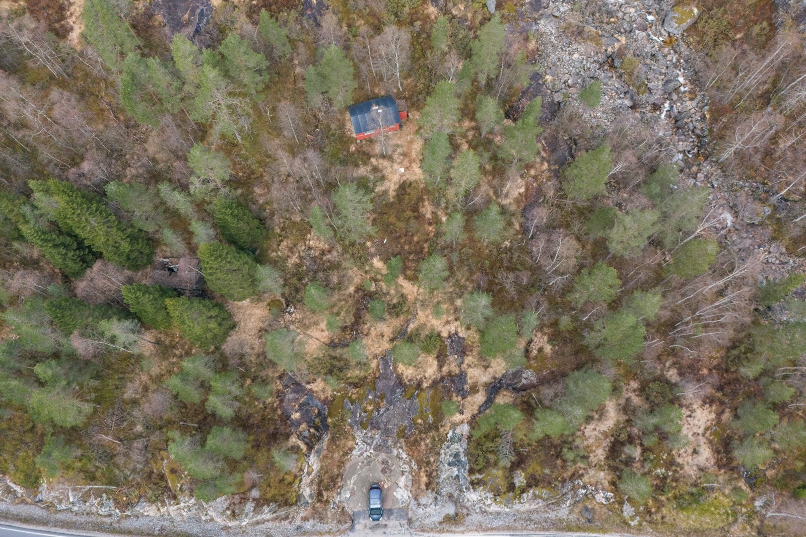 Stor tomt på 705,3 kvm. Det gjøres oppmerksom på at det ikke er tinglyst parkeringsrett, men selger har brukt en plass langs veien. Galleribilde