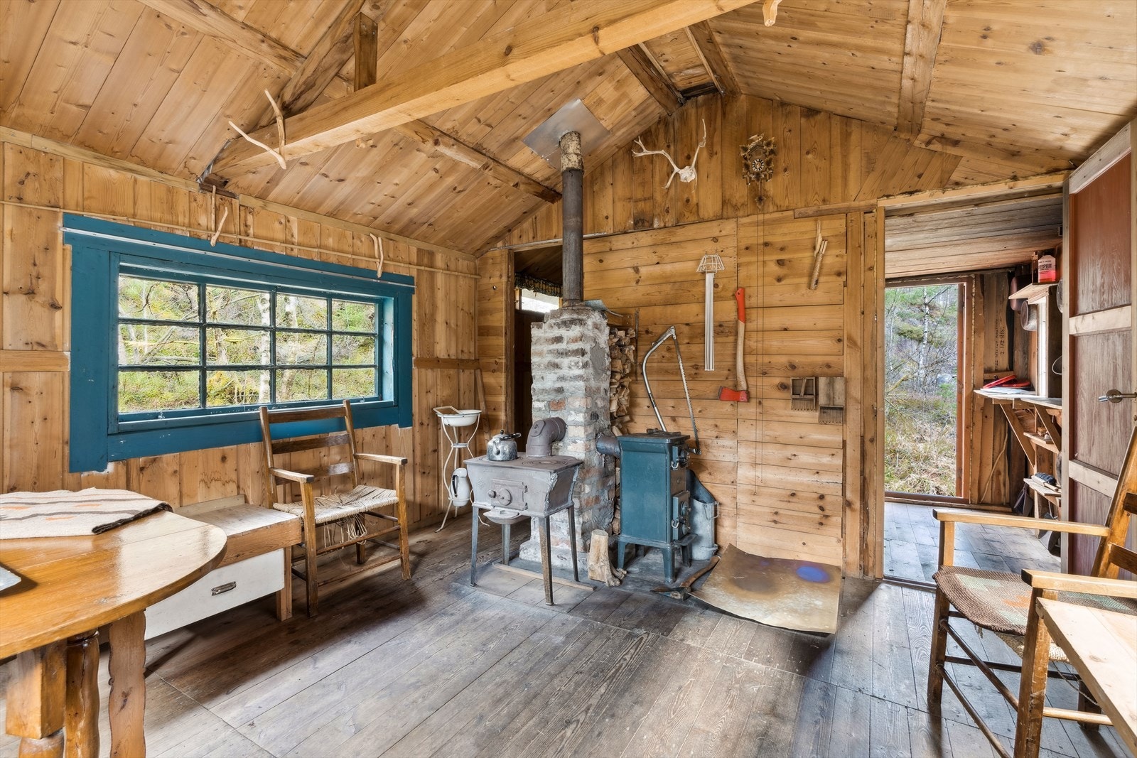 Hytta holder en enkel standard og inneholder stue, soverom med plassbygget køyeseng, gang og bod. Galleribilde