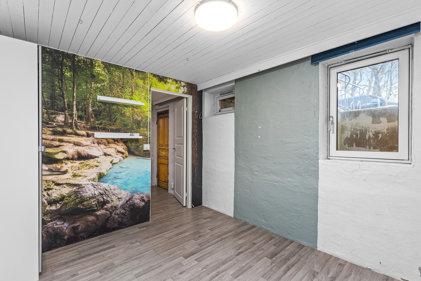Boligen har godt med lagringsplass med 2 boder i kjelleren på henholdsvis 5,5 og 5 kvm. Galleribilde