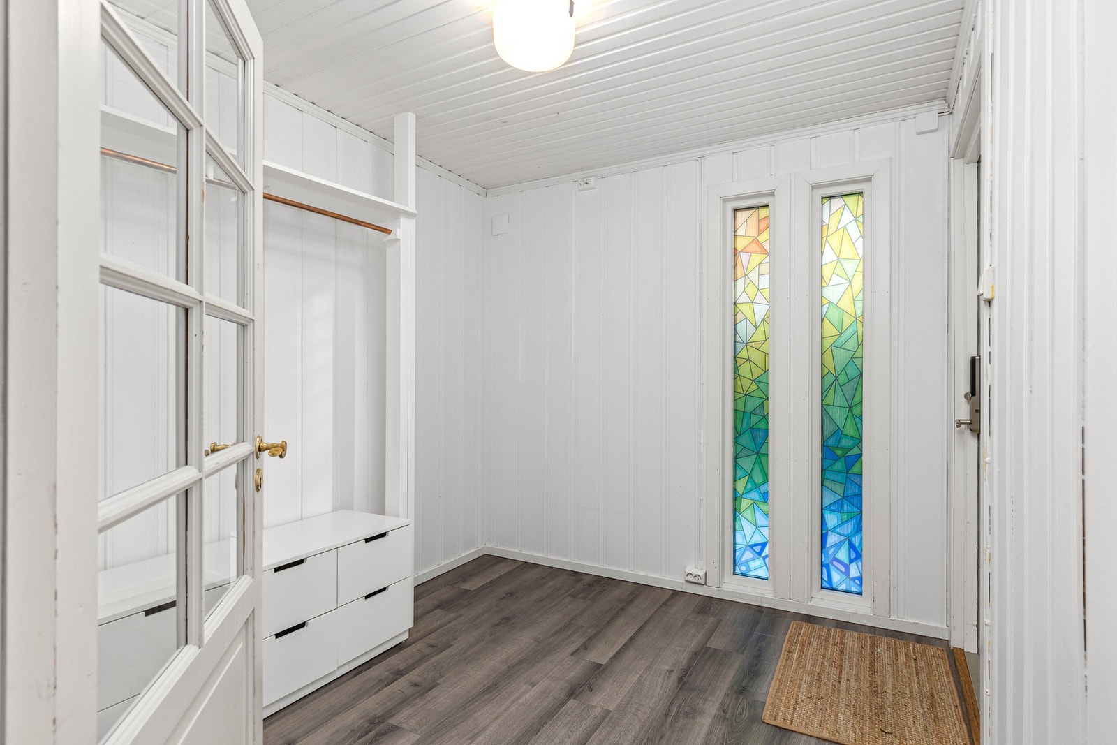 Romslig entré med god plass til oppbevaring av sko og yttertøy. Galleribilde
