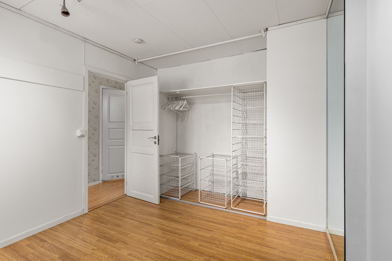 Boligen har en god og familievennlig planløsning med bad og tre soverom samlet i 2. etasje. Galleribilde