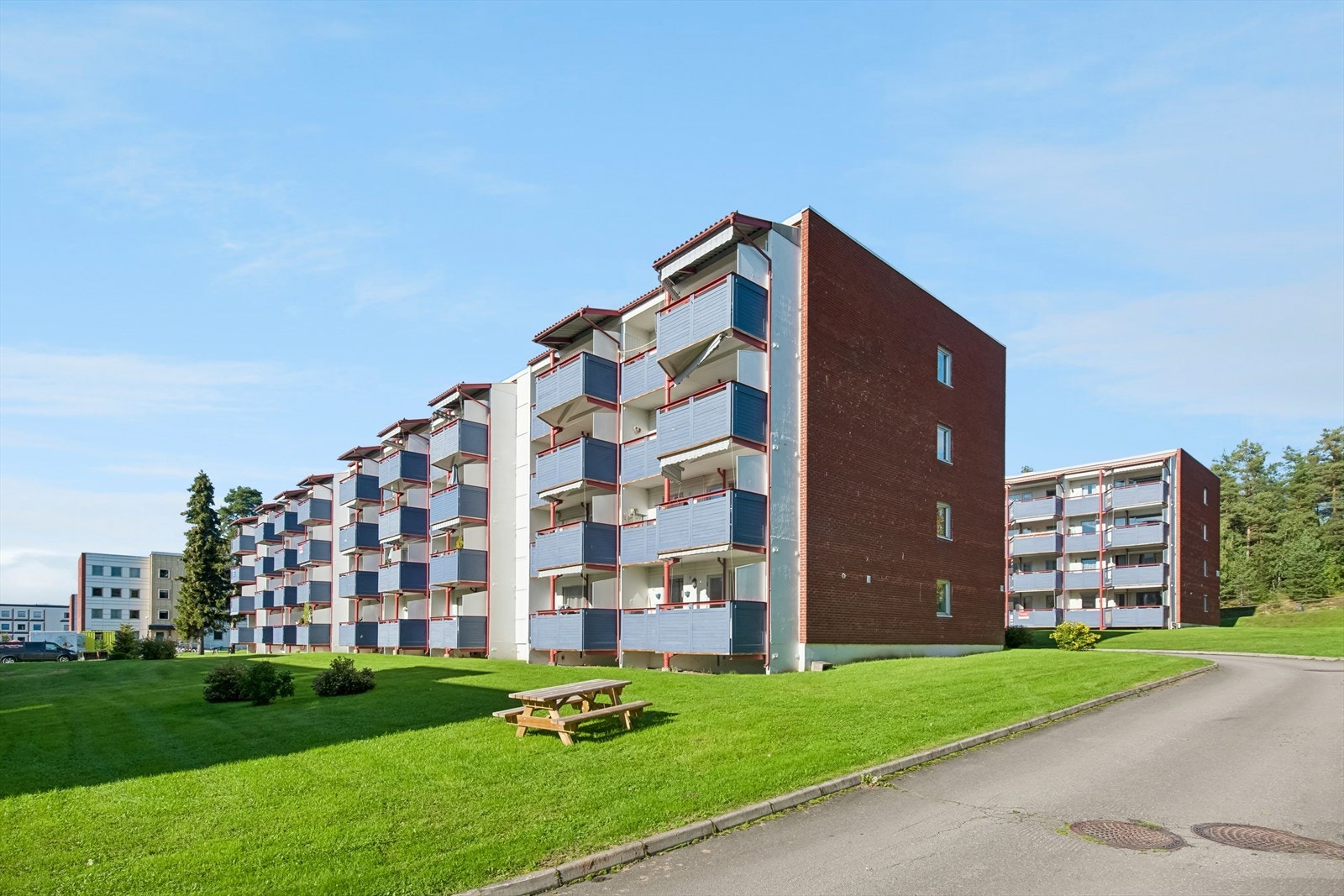 Borettslaget ligger i et rolig og attraktivt boligområde på Hamar vest, ca. 2,5 km utenfor sentrum. Galleribilde