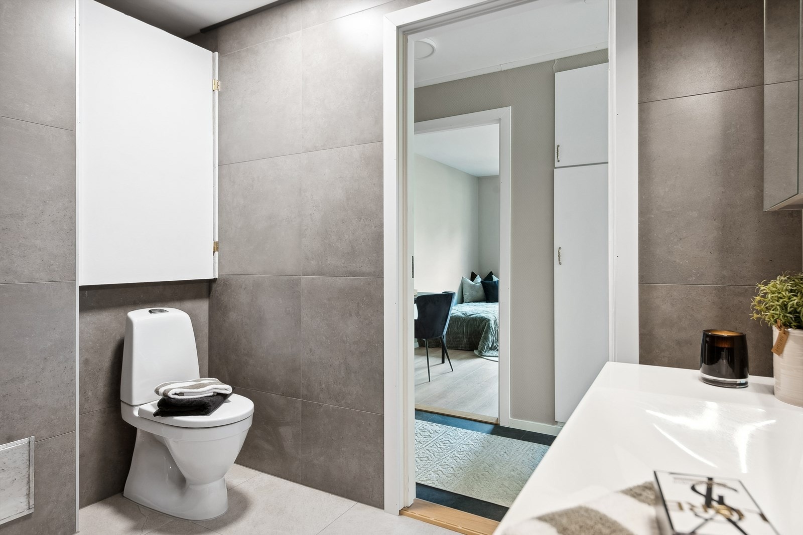 Badet er utstyrt med toalett, dusjnisje og baderomsinnredning. Galleribilde