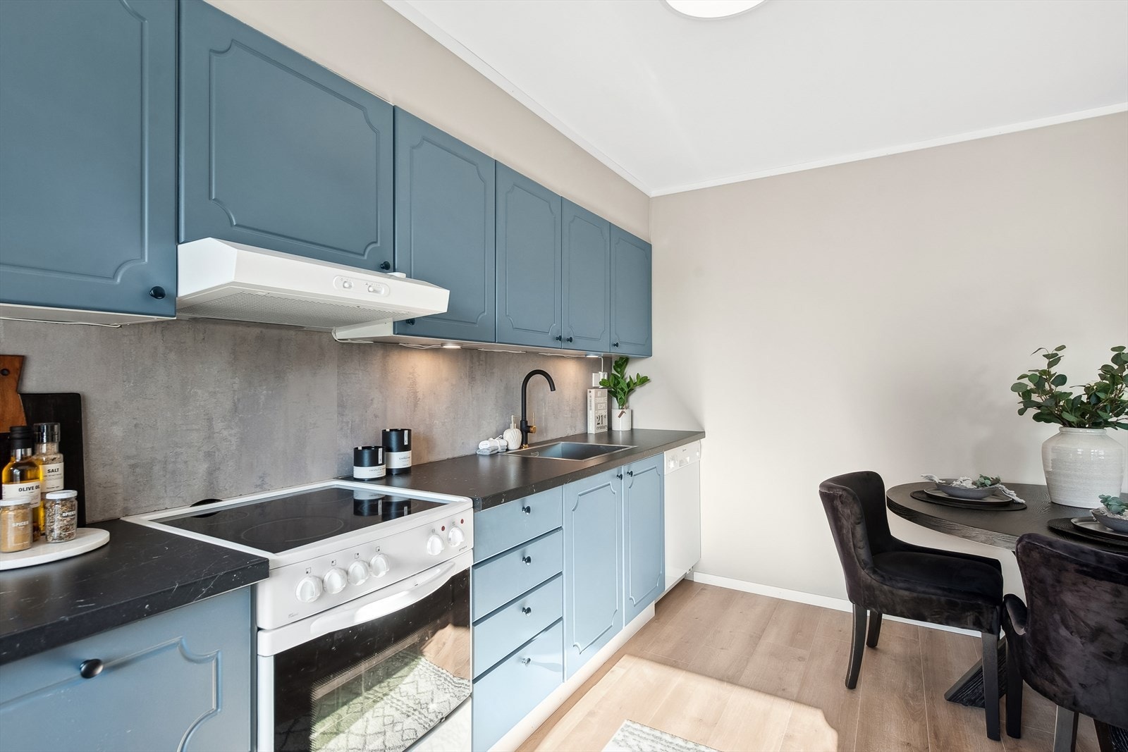 Det er plass i innredningen til frittstående hvitevarer som komfyr, oppvaskmaskin og kjøle-/fryseskap. Galleribilde