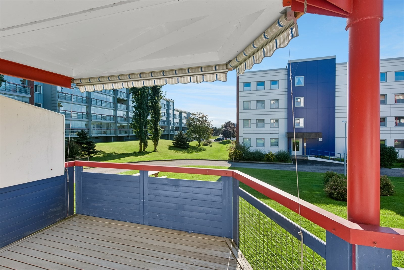 Sør-vestvendt balkong på 12 kvm utenfor stuen, hvor godværsdagene kan nytes. Galleribilde