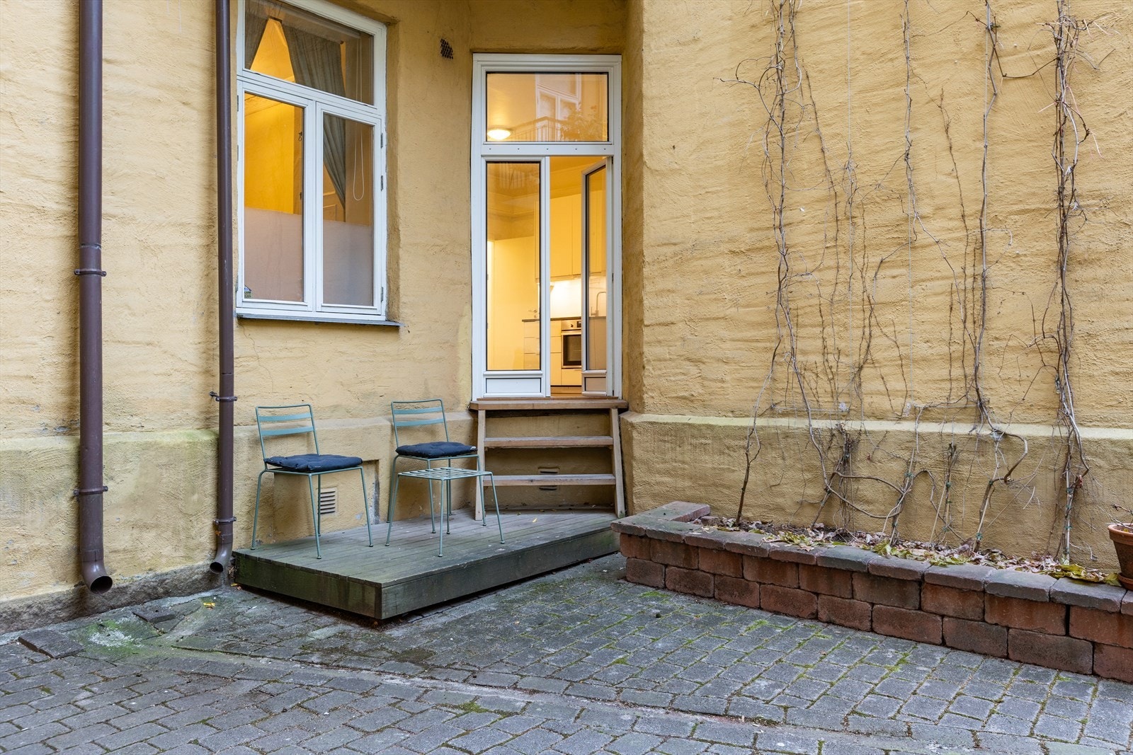 Bakgård med en liten terrasse. Galleribilde