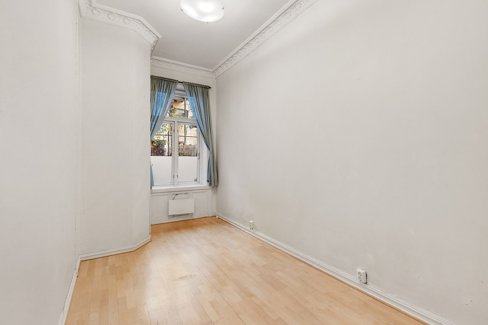 Soverom 1 er vendt ut mot en rolig bakgård og har en liten bod / kott til venstre for vinduet, som kan benyttes som klesskap. Galleribilde