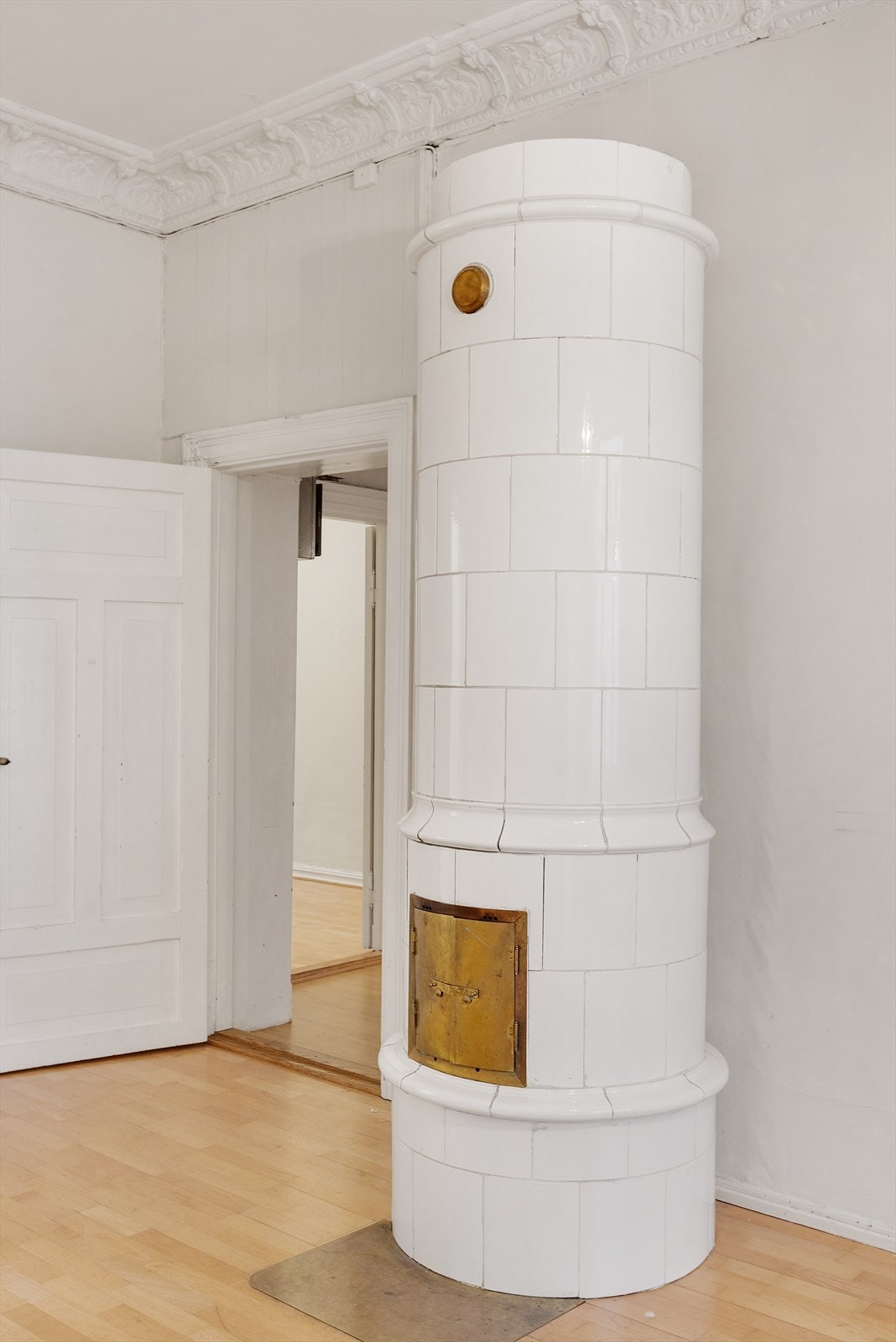 Nydelig klassisk peis gir rommet sjarm. Galleribilde