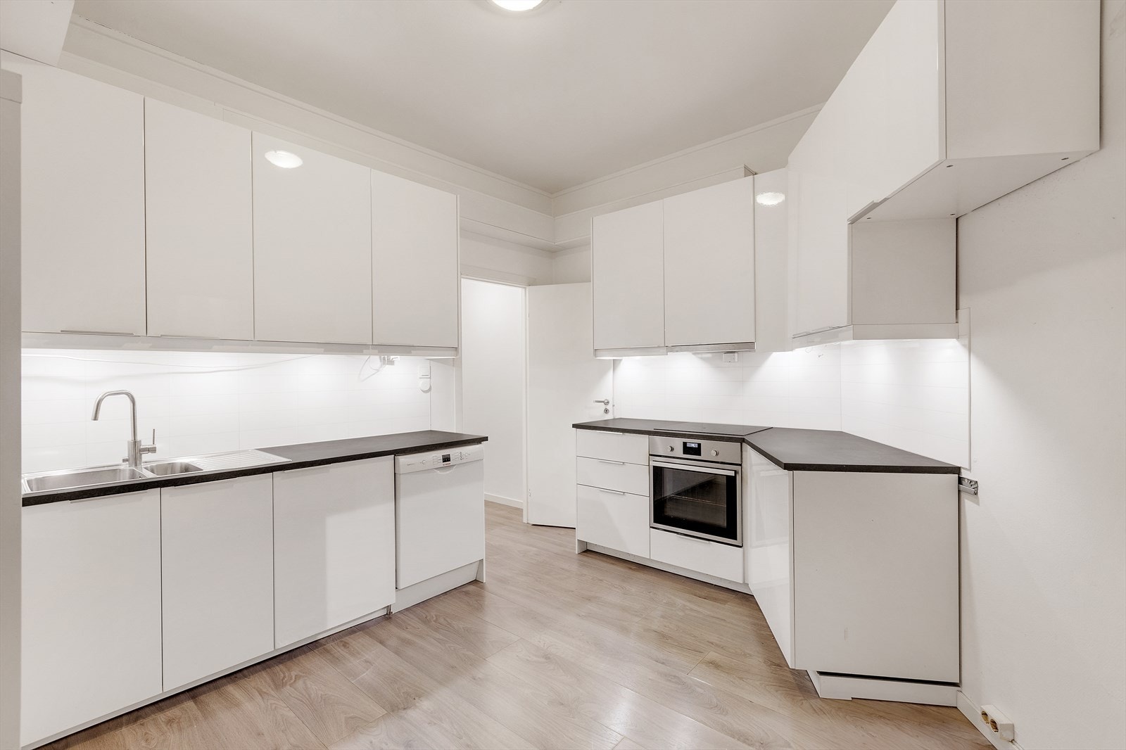 Det separerte kjøkkenet har alt du trenger. Galleribilde