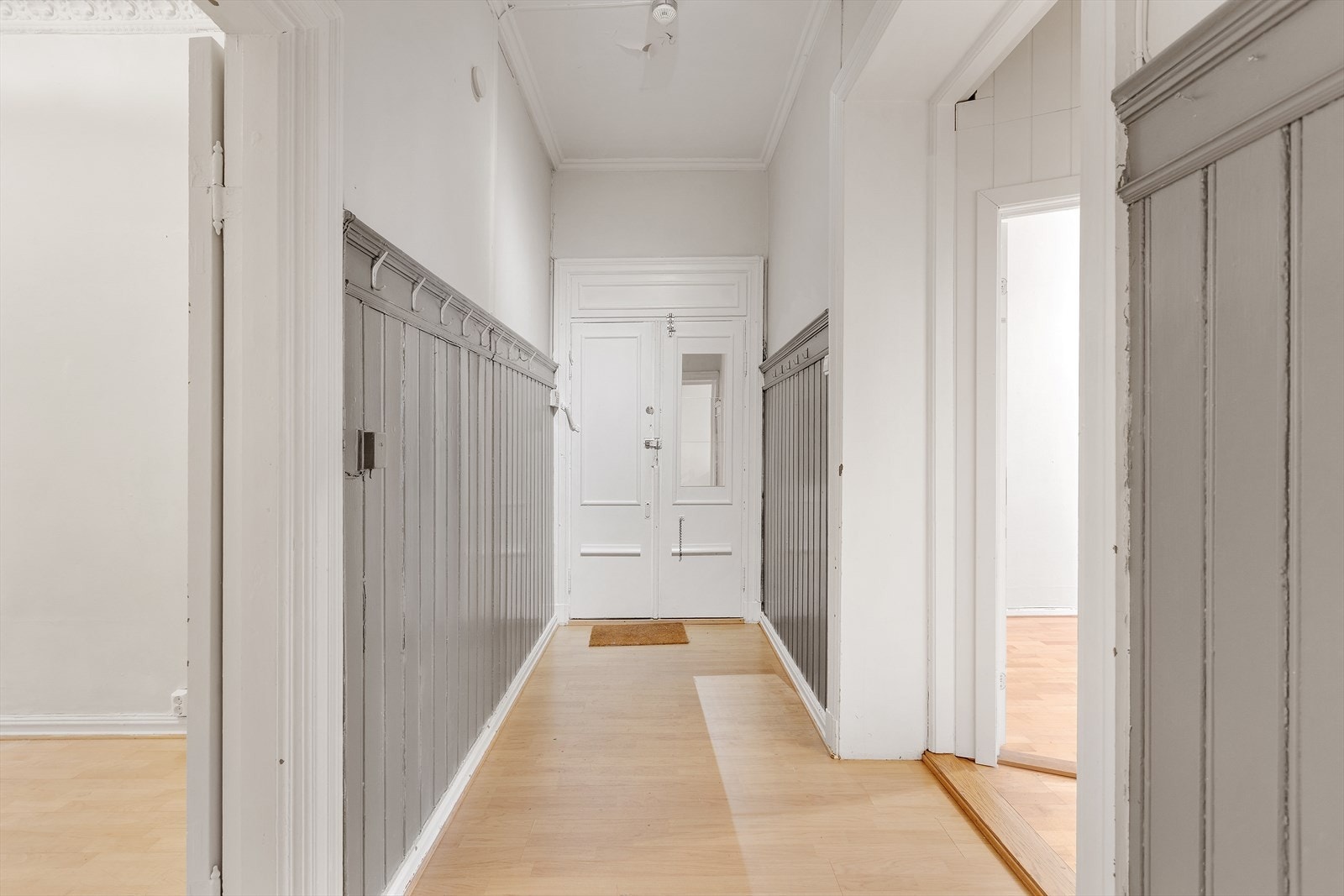 Du ønskes velkommen hjem av en lys og innbydende entrè med oppheng for yttertøy. Galleribilde