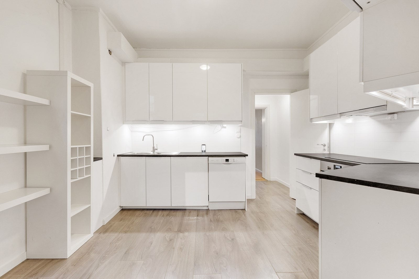 Kjøkkenet er av nyere standard og inneholder både komfyr, stekovn og oppvaskmaskin. Galleribilde