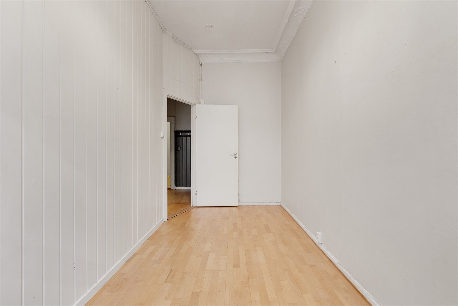 Rommet har en god, avlang utforming som gjør det enkelt å møbelere etter eget ønske. Galleribilde