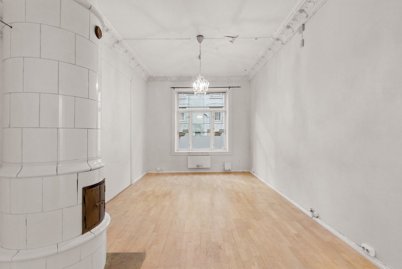 Lekker stue med store vindusflater og god plass til sofa, spisebord og annet ønsket møblement. Galleribilde