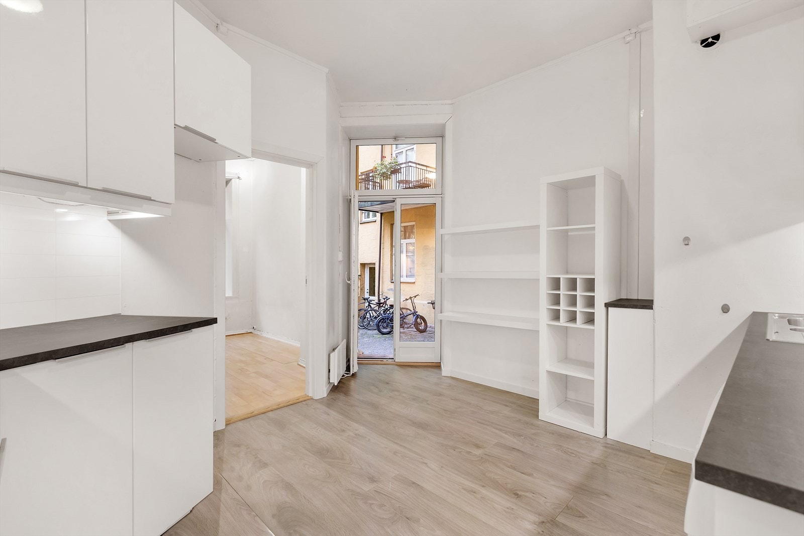 Fra kjøkkenet går det en liten trapp ned til bakgården. Galleribilde