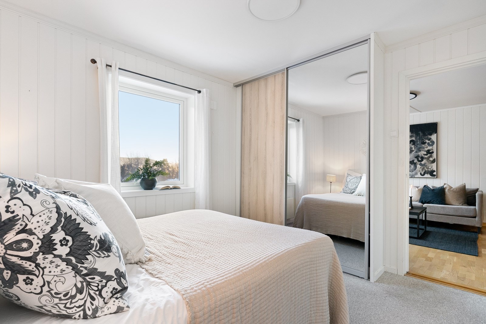 Hovedsoverommet har dobbeltseng og gode speilgarderober til oppbevaring. Galleribilde