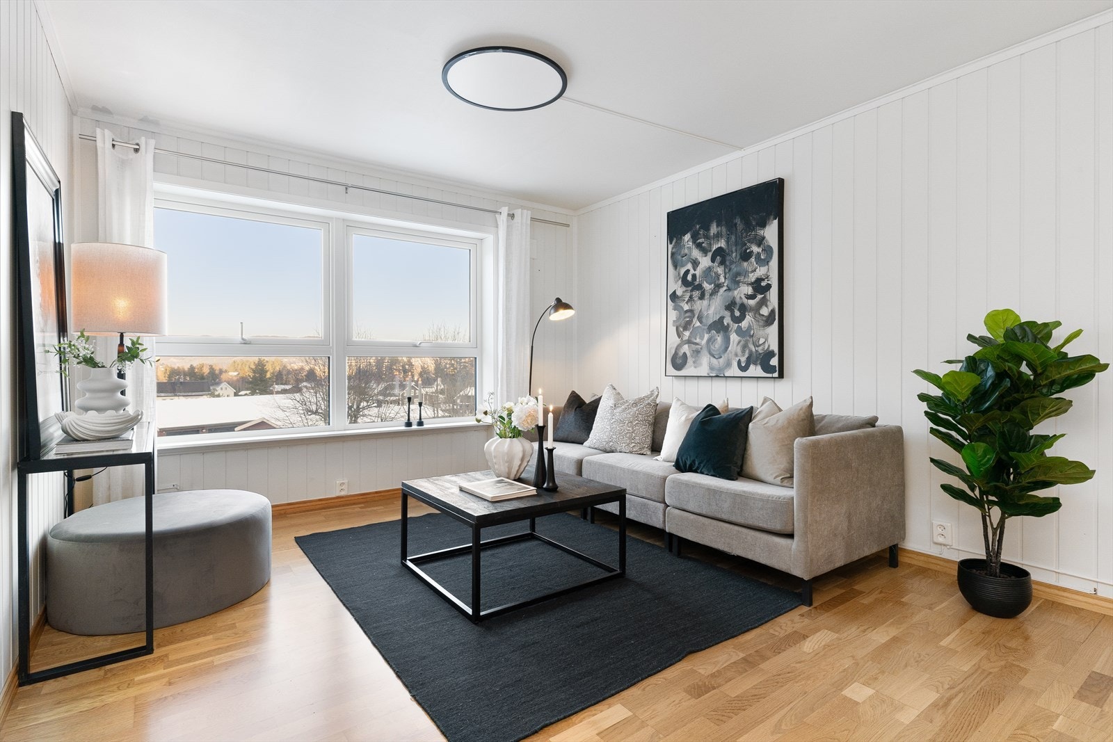 Det er parkett på gulv, malte mdf plater og malte tak. Galleribilde