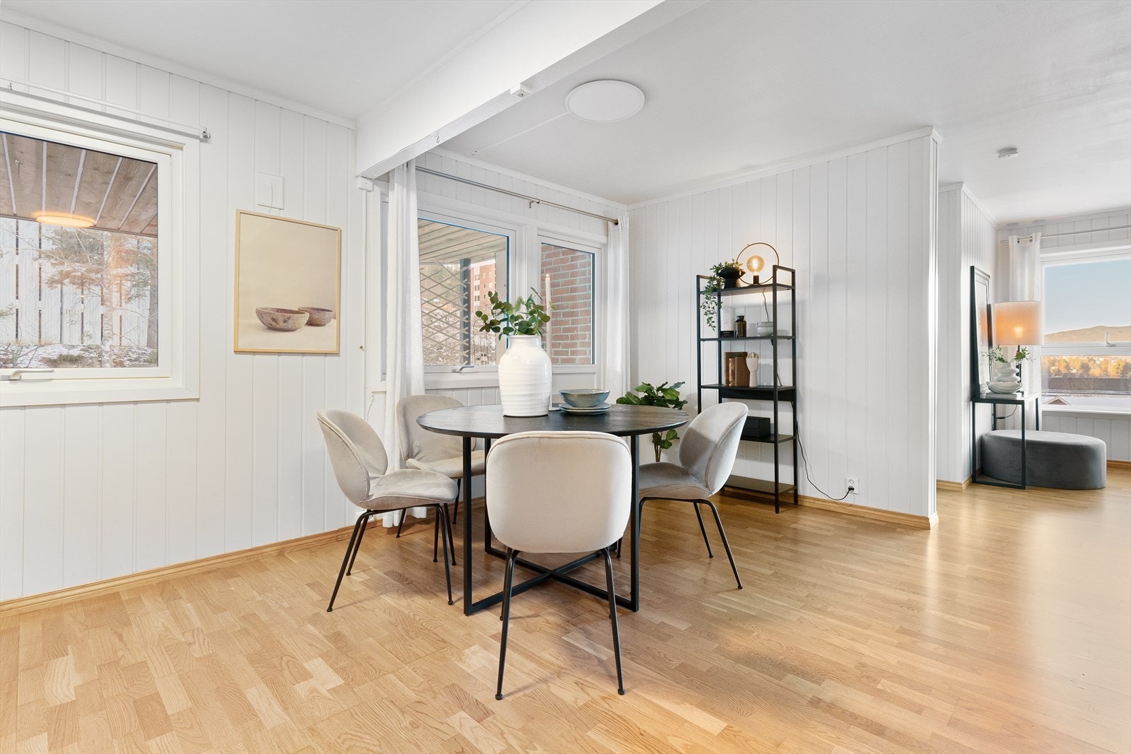 Her kan hele familien samles. Det er utgang til balkong fra stuen. Galleribilde