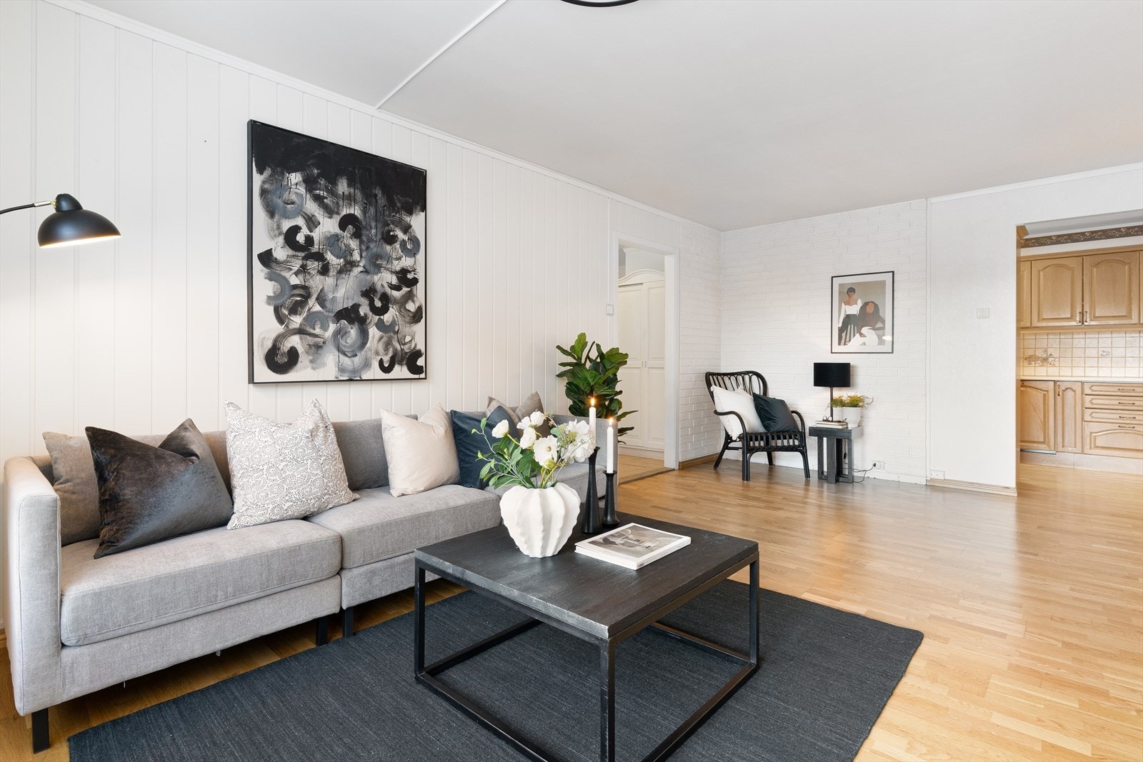 Leiligheten har en lys og trivelig stue. Galleribilde