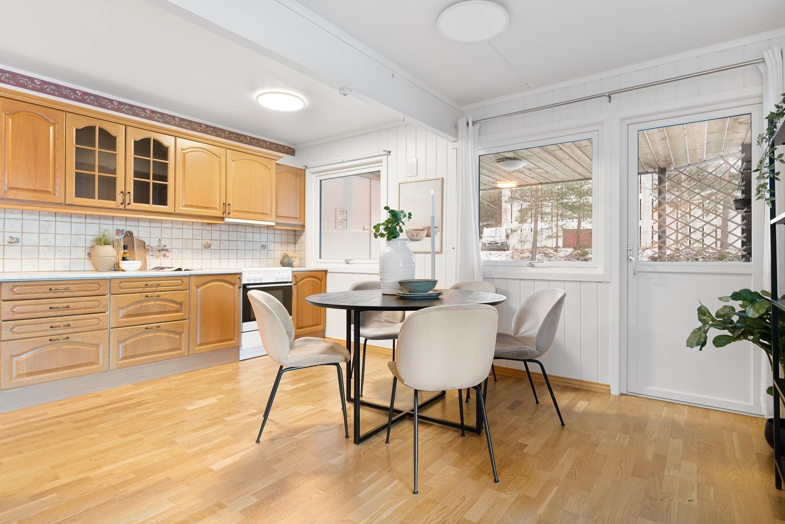 Det er god plass til et spisebord ved kjøkkenet. Galleribilde