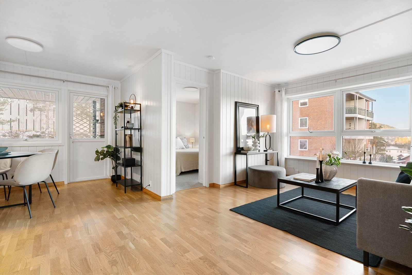 Stuen har store vindusflater som slipper inn mye naturlig lys. Galleribilde