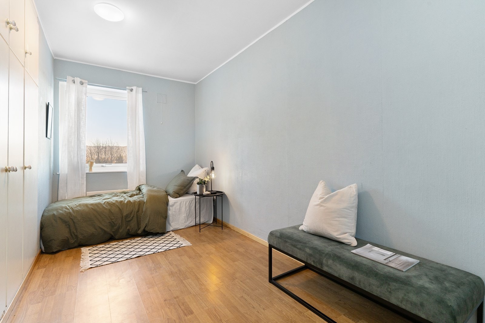 Soverom 3 har plass til seng og nattbord og har godt med skap til oppbevaring. Galleribilde