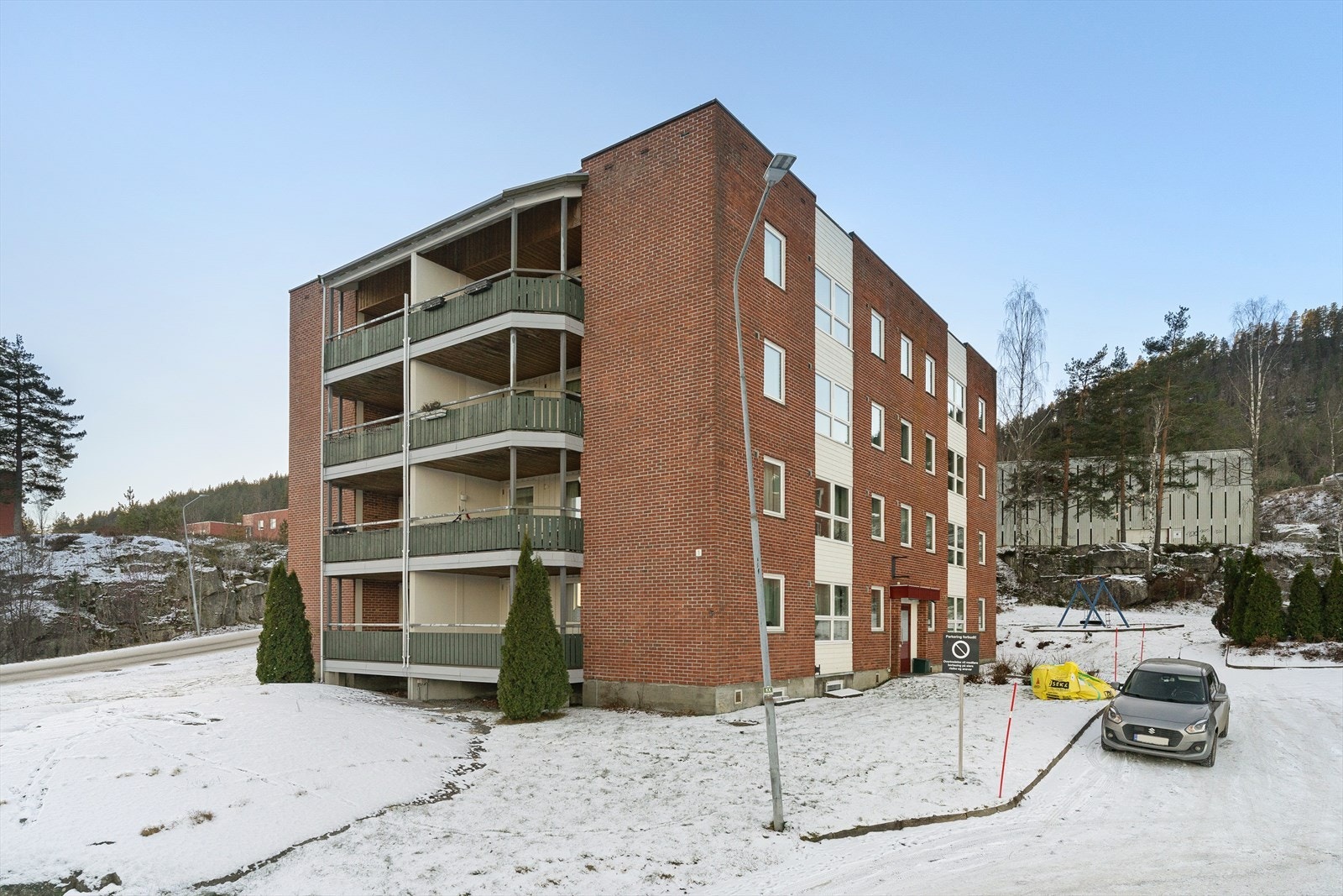 Tomten er felles med plen, busker, lekeapparater, asfaltert gårdsplass. Galleribilde