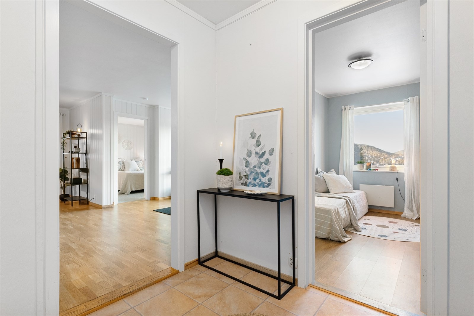 Fra gangen går man inn til soverom, bad og stue. Galleribilde