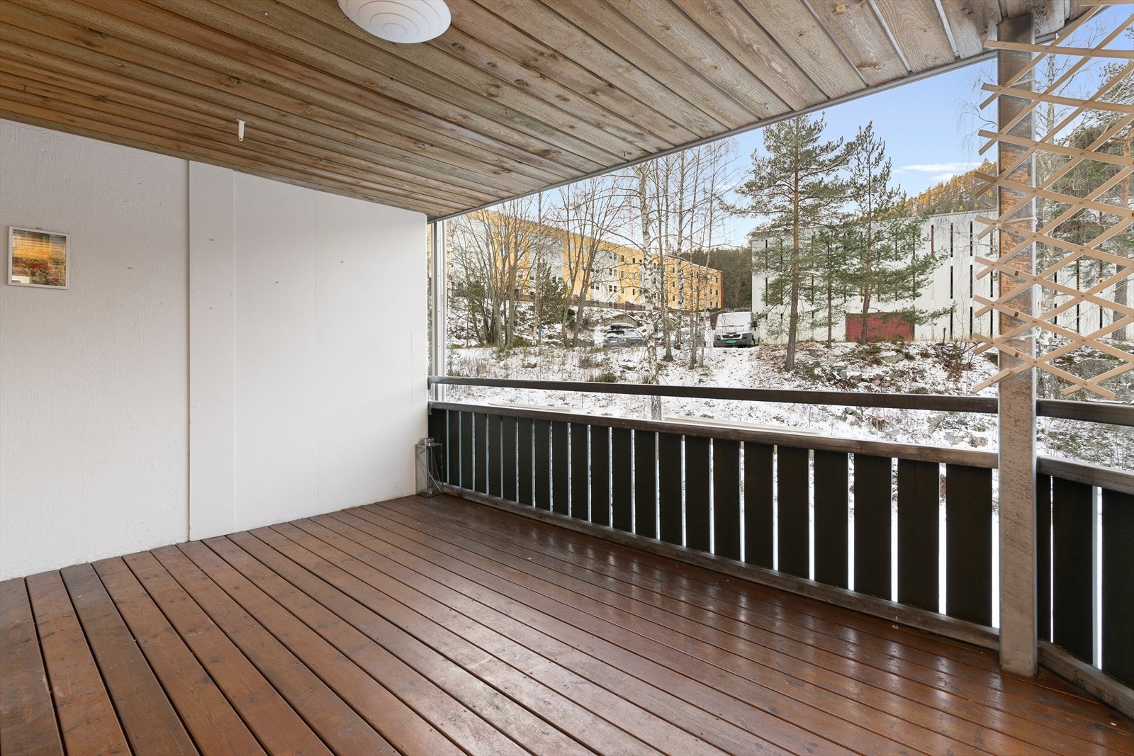 Det er god plass til både utemøbler og grill. Galleribilde