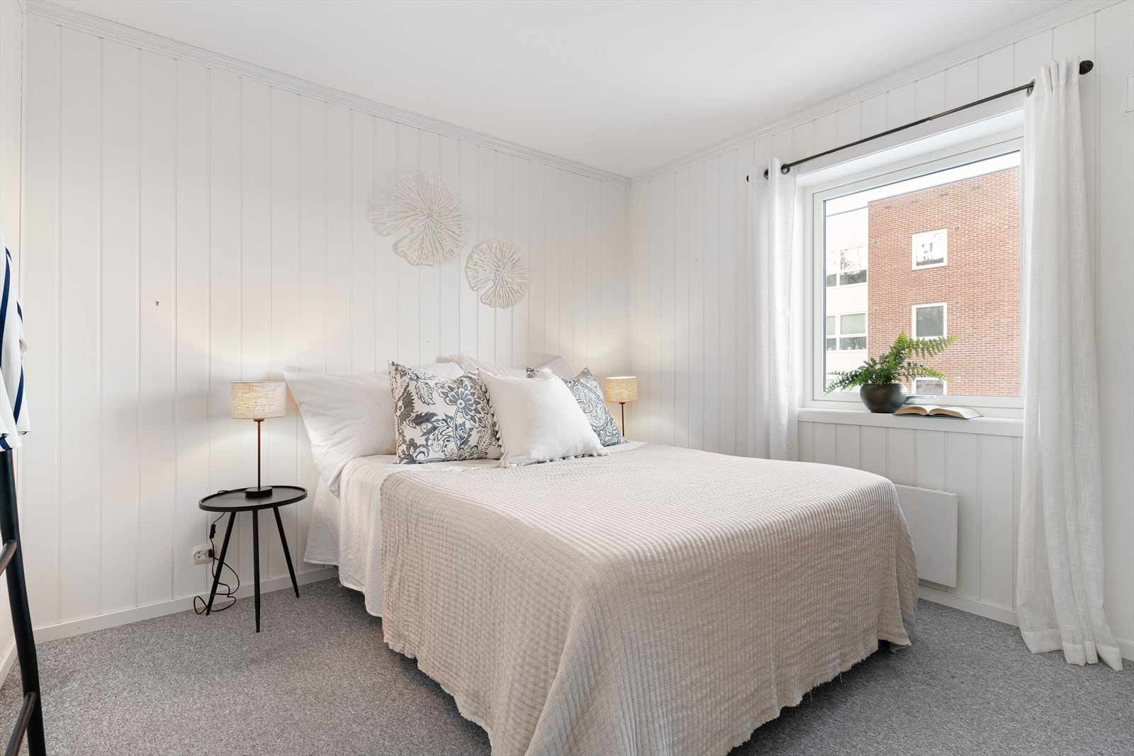 Leiligheten har tre lyse soverom, og hovedsoverommet er romslig og har adkomst fra stua. Galleribilde