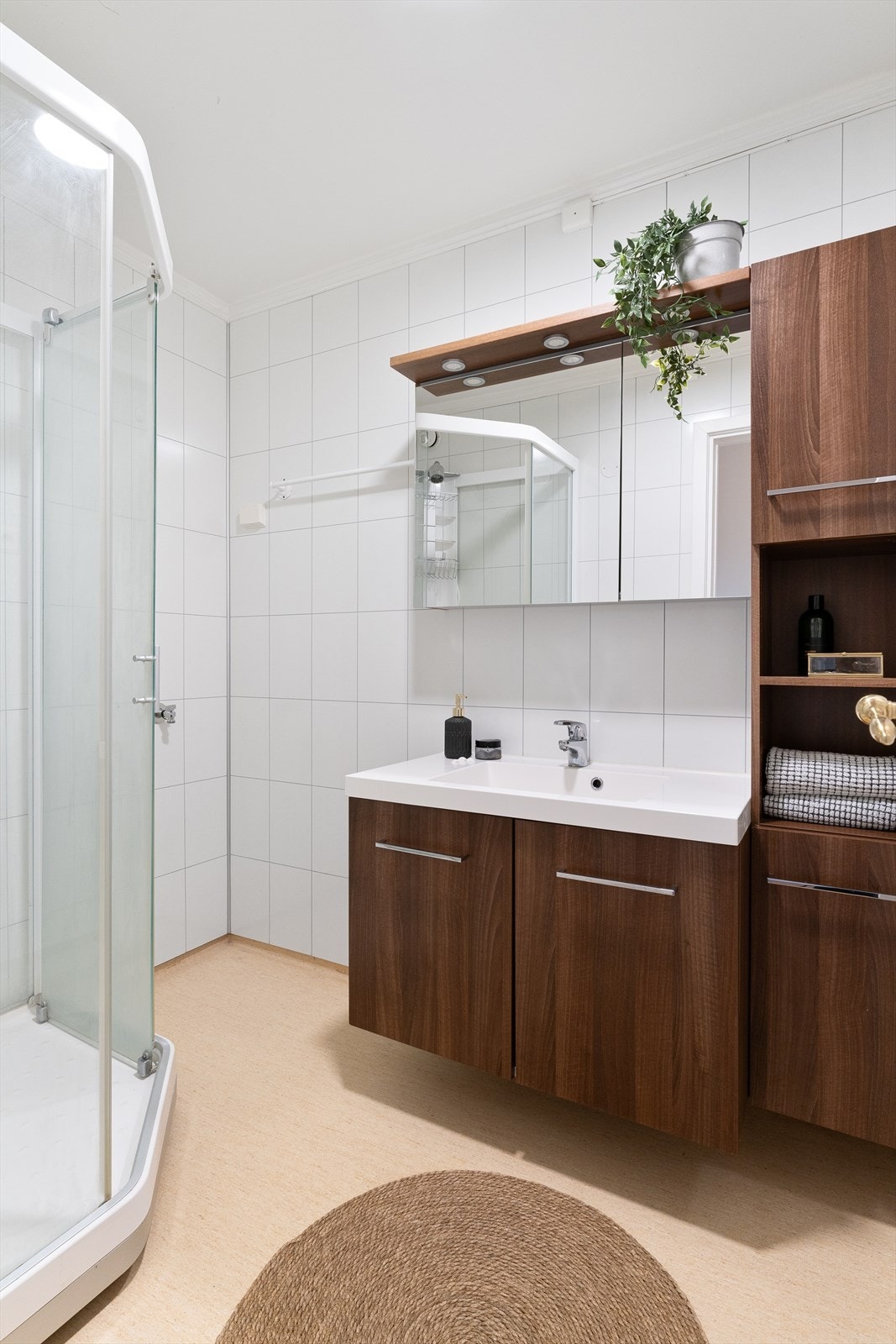 Badet er pusset opp av tidligere eier i 2011. Praktisk innredning med enkel vask, dusjkabinett og opplegg for vaskemaskin. Galleribilde