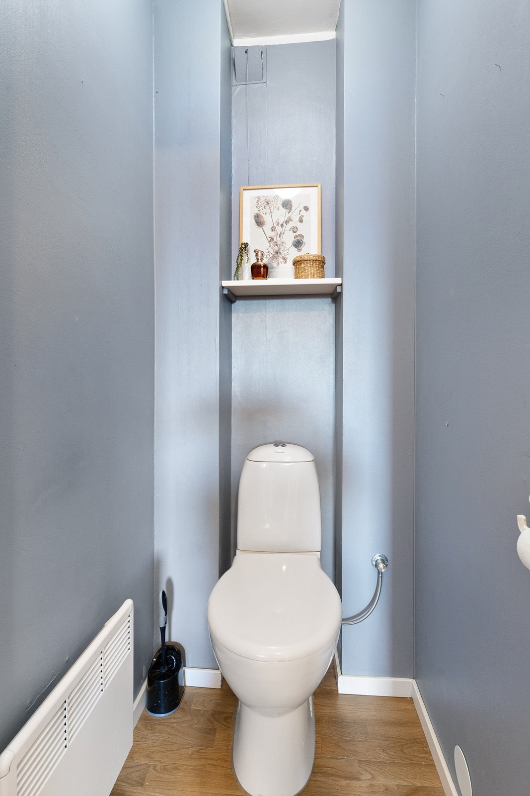 Toalettrom med toalett og servant. Galleribilde