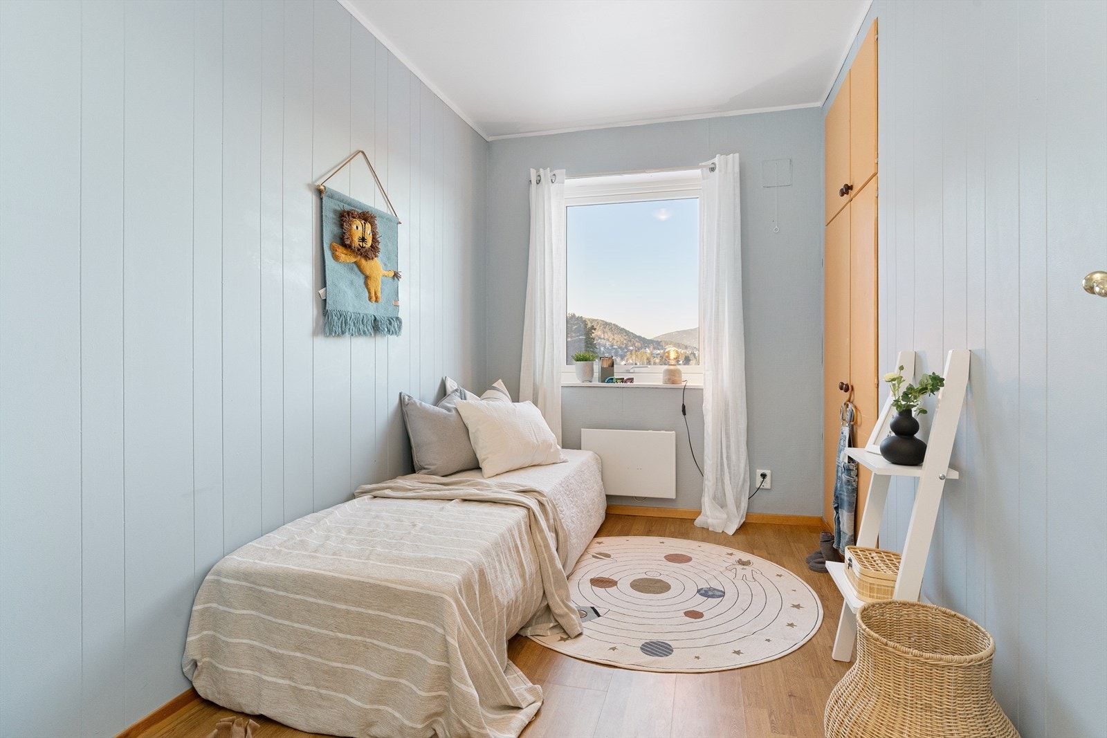 Soverom 2 er innredet som et gjesterom , med seng og oppbevaring i skap. Galleribilde