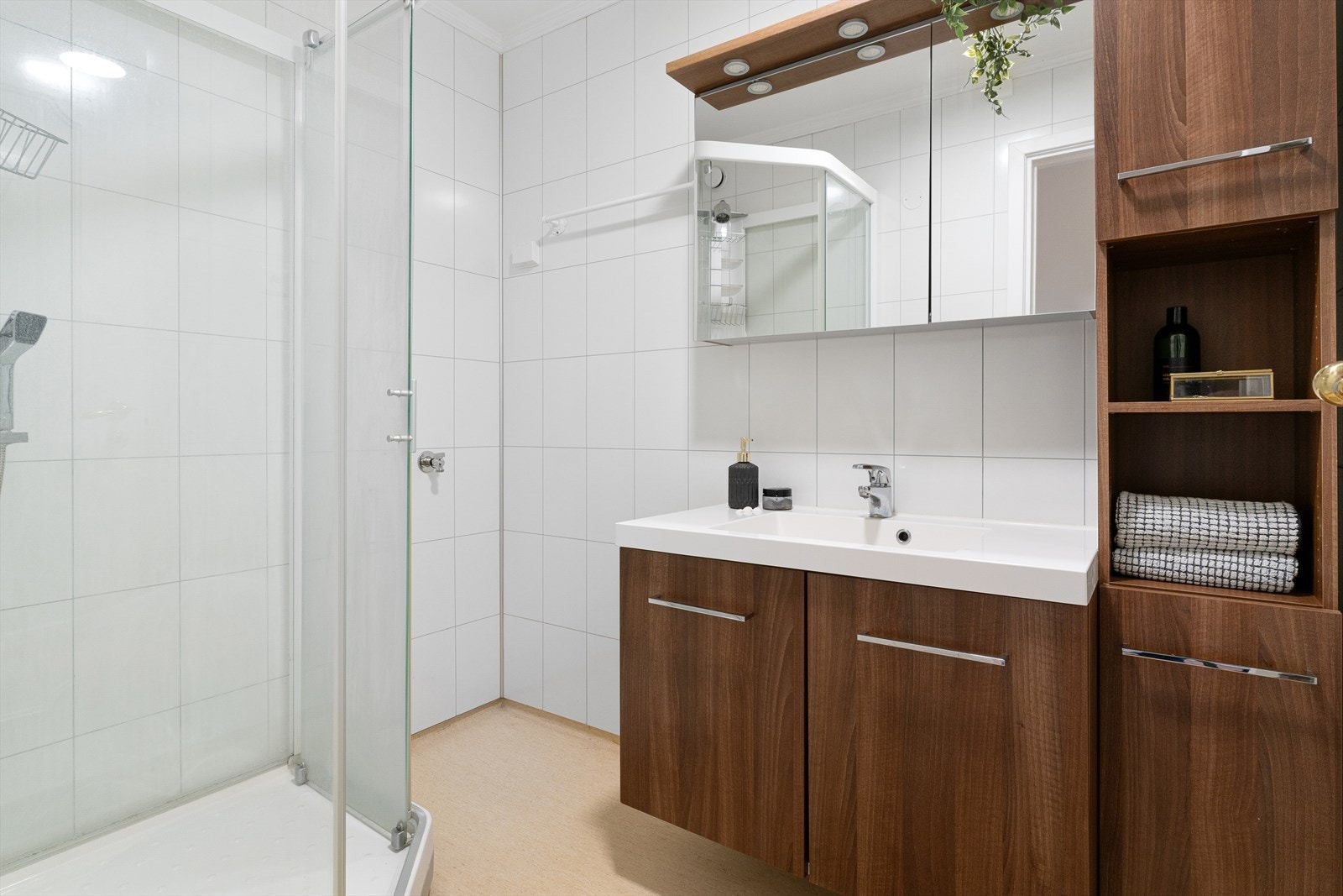 Godt med skaper til oppbevaring. Det er speil med lys over vasken. Galleribilde