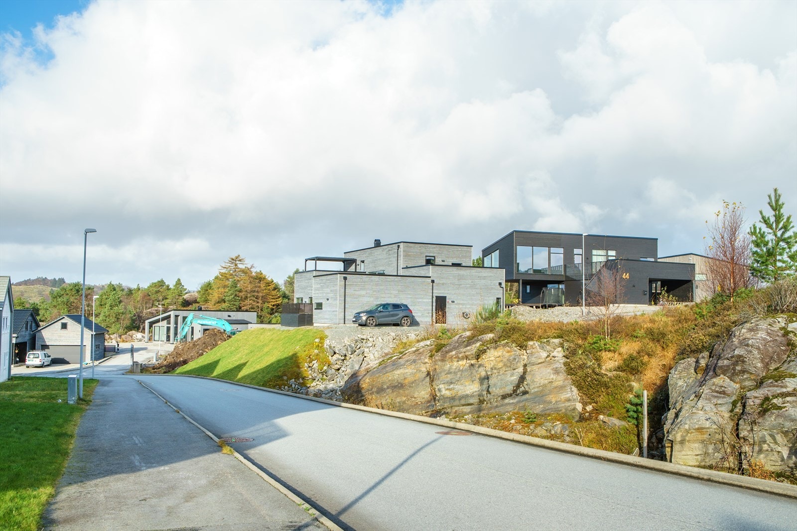 Bilde tatt fra veien opp mot tomten Galleribilde