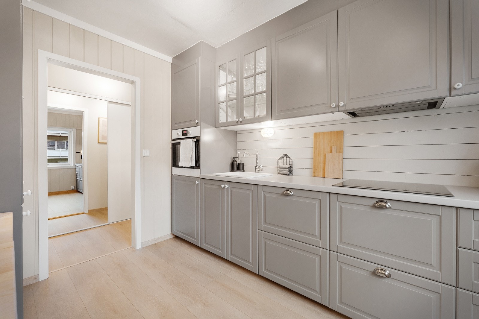 Det er integrerte hvitevarer som stekeovn, keramisk platetopp, ventilator og kjøl/fryseskap. Galleribilde