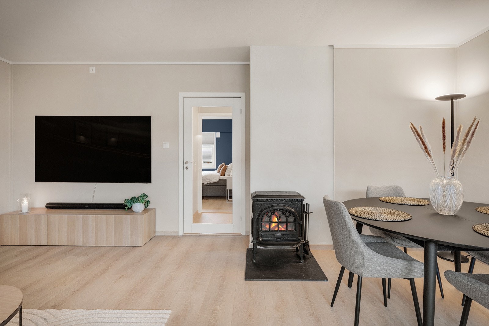 Flott vedovn varmer godt på kalde dager og fungerer som en naturlig sonedeler i stuen. Galleribilde