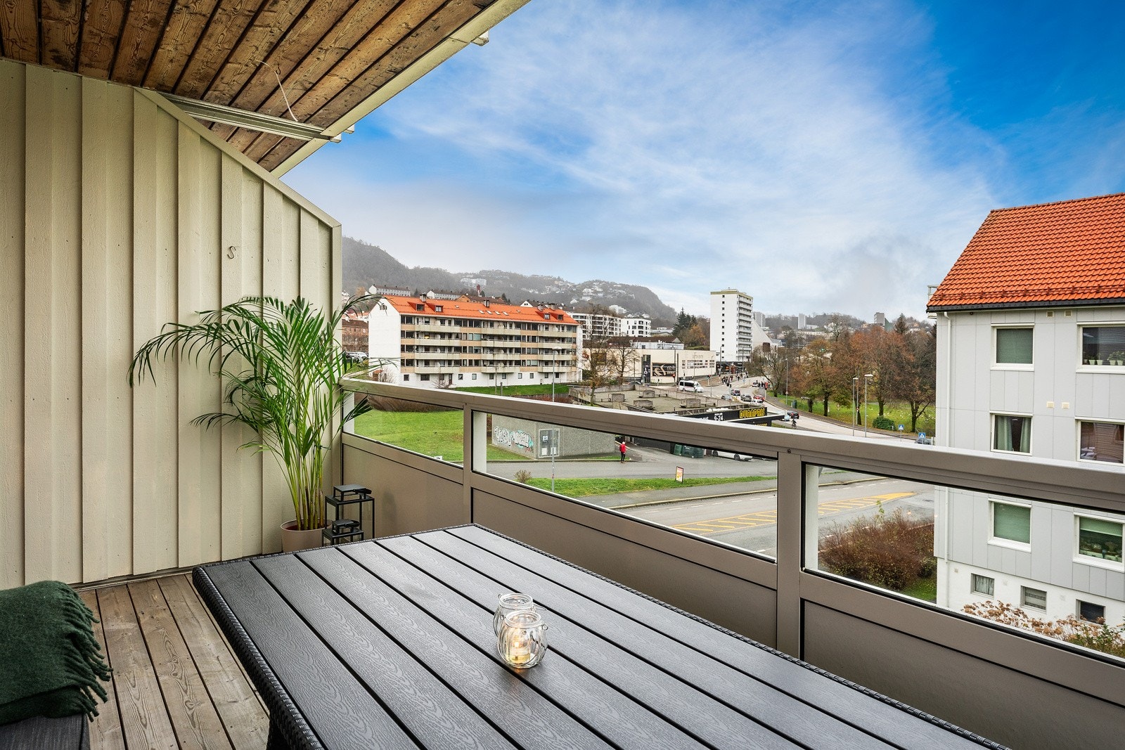 Altanen har herlig utsikt over nærområdet og nyter sol fra ca. kl. 12/13 til ca. 19-tiden midtsommers. Galleribilde