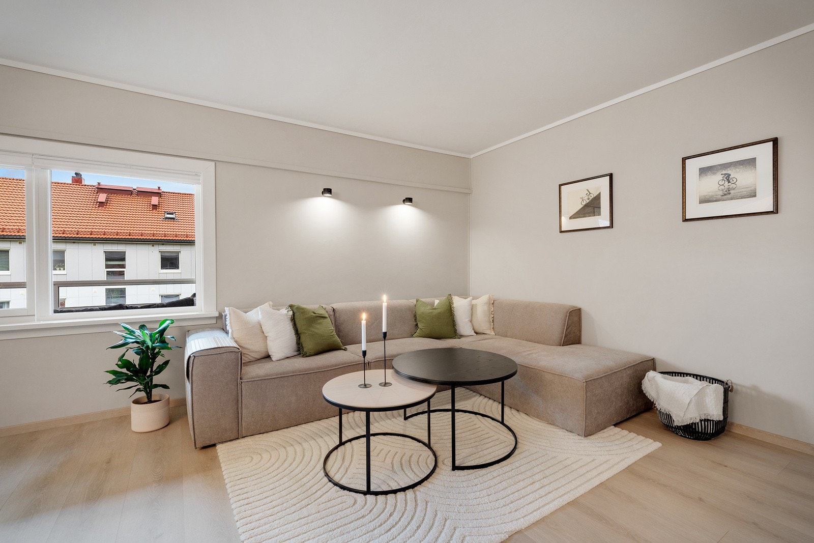 Du får et godt helthetsinntrykk i det du kommer inn i stuen. Stilrene overflater med pen finish, samt den gode romfølelsen er gjennomgående i leiligheten. Galleribilde