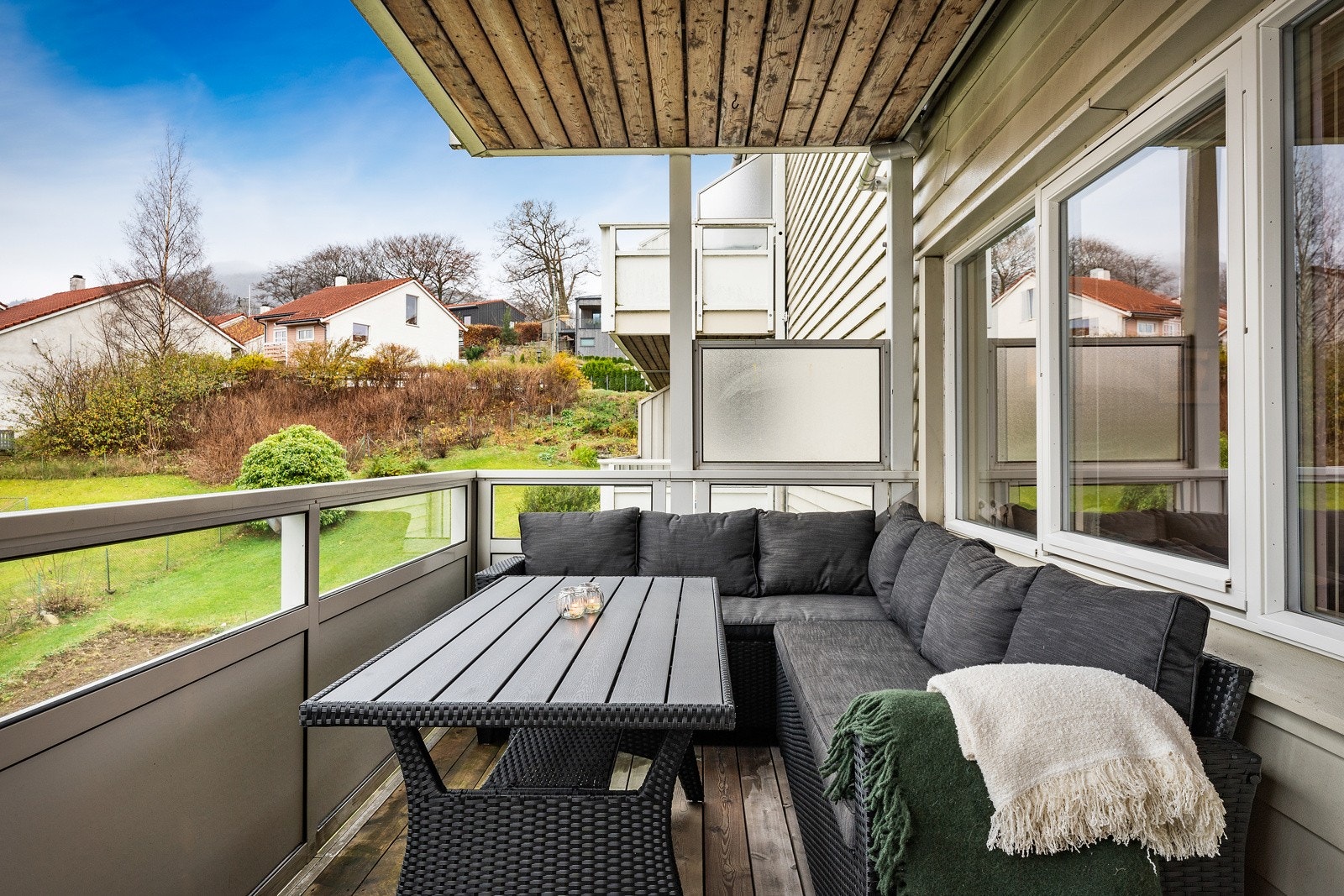 Det er godt med plass til hagemøbler. I 2019 ble det lagt nytt terrassedekke i regi av borettslaget. Galleribilde