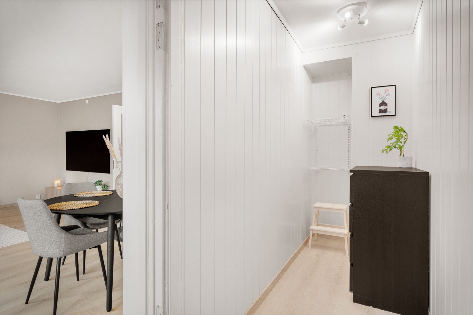 Tilknyttet stuen er en innvendig bod med gode lagringsmuligheter. Galleribilde