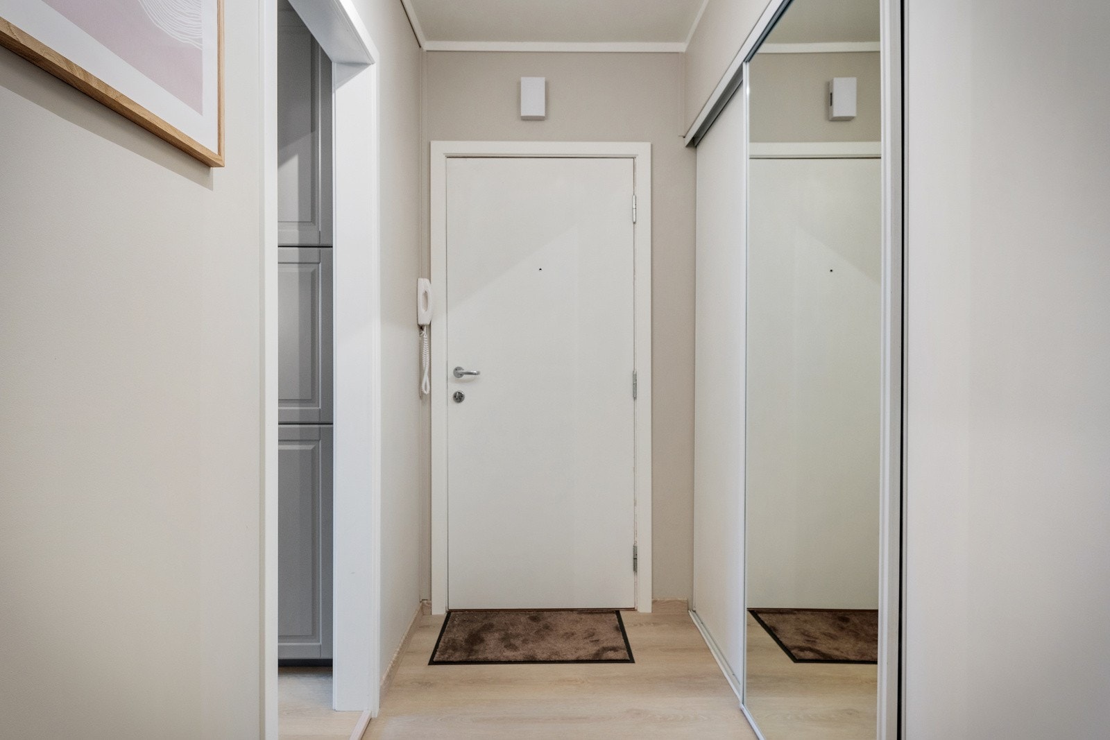 Du blir ønsket velkommen inn i en langstrakt entré. Her er det nytt garderobeskap (2023) med gode oppbevaringsmuligheter for yttertøy og sko. Galleribilde