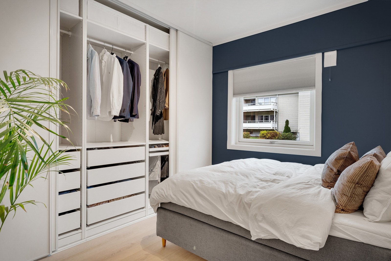 Midtsommers kommer solen frem i 6/7 tiden på østsiden hvor soverommet og kjøkken befinner seg. Galleribilde