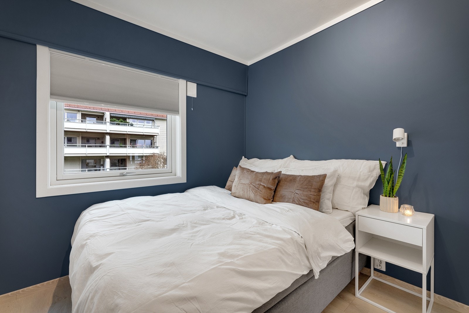 Soverommet er malt (2023) i en herlig dyp blåfarge som sørger for et mørkt og lunt soverom selv på sommeren. Galleribilde