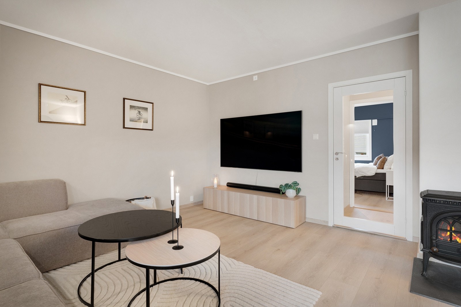 Det er lekker høyttrykkslaminat på gulv (2023), samt vegger og himling malt i tidsriktige fargevalg (2023). Galleribilde