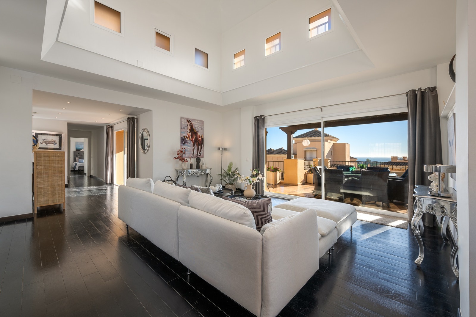 Dobbel høyde på taket i stuen Galleribilde