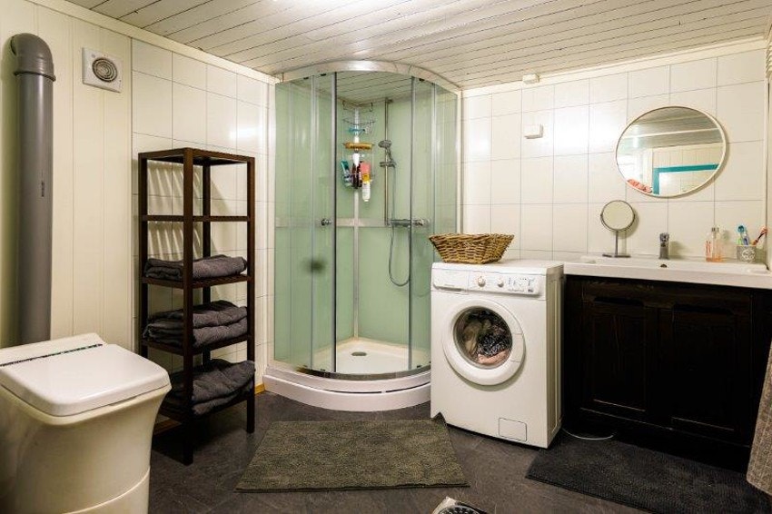 Bad/ toalett i kjelleren. Galleribilde