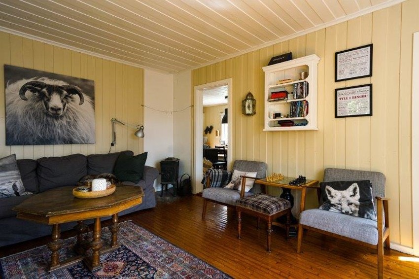 Stue sett mot inngang til kjøkkenet. Galleribilde