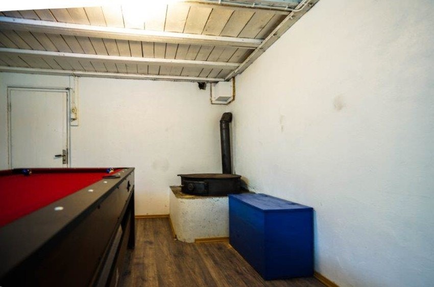 I kjelleren står en vedfyrt takke. Galleribilde