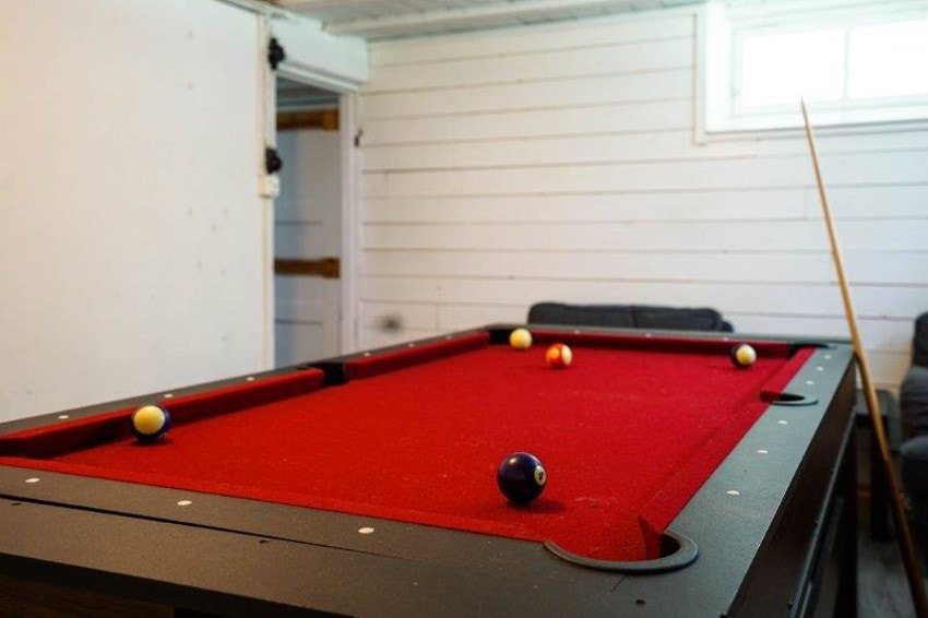 Plass til biljardbord i kjelleren. Galleribilde